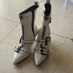 Wild Pair White Zipper Buckle Boots